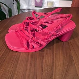 Camper strappy red heels